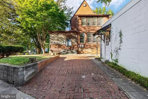 Exterior - 1533 Foxhall Rd NW, Washington, DC 20007 photo 7 of 14