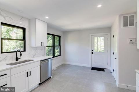 1327 Maple View Pl SE, Washington, DC 20020 photo 4