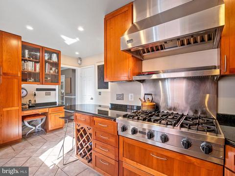 2242 48th St NW, Washington, DC 20007 photo 8