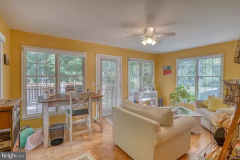 Living - 43 Pin Oak Dr, Dover, DE 19904 photo 10 of 11