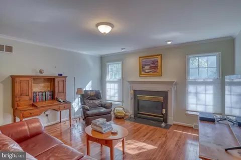 Living - 43 Pin Oak Dr, Dover, DE 19904 photo 2 of 11