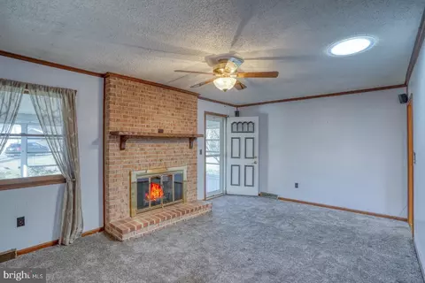 Living - 10 N Springview Dr, Dover, DE 19901 photo 2 of 4