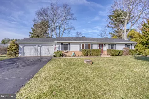 Exterior - 10 N Springview Dr, Dover, DE 19901 photo 2 of 10