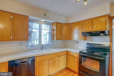 Kitchen - 10 N Springview Dr, Dover, DE 19901 photo 2 of 3