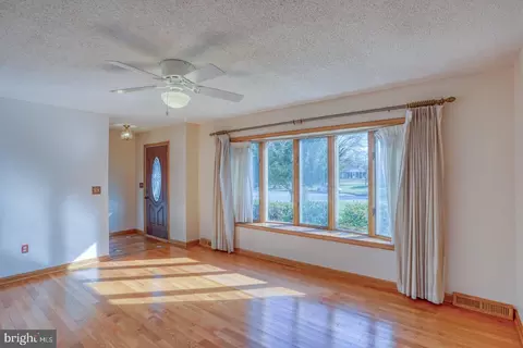 Living - 10 N Springview Dr, Dover, DE 19901 photo 1 of 4