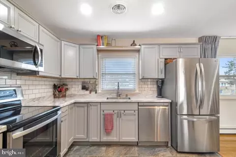 Kitchen - 850 Sunset Ter, Dover, DE 19904 photo 3 of 4