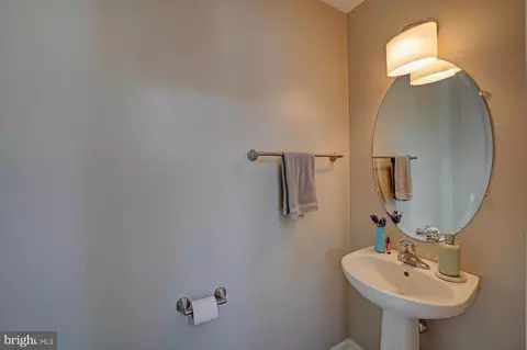 Bath - 327 Paradee Dr, Dover, DE 19904 photo 4 of 4