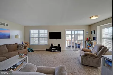 Living - 327 Paradee Dr, Dover, DE 19904 photo 1 of 7