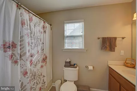 Bath - 327 Paradee Dr, Dover, DE 19904 photo 3 of 4