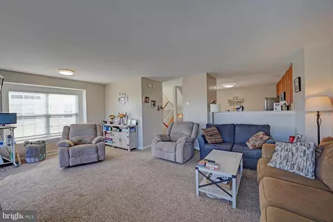 Living - 327 Paradee Dr, Dover, DE 19904 photo 5 of 7