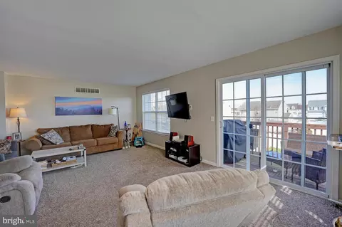 Living - 327 Paradee Dr, Dover, DE 19904 photo 2 of 7