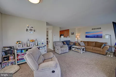 Living - 327 Paradee Dr, Dover, DE 19904 photo 4 of 7
