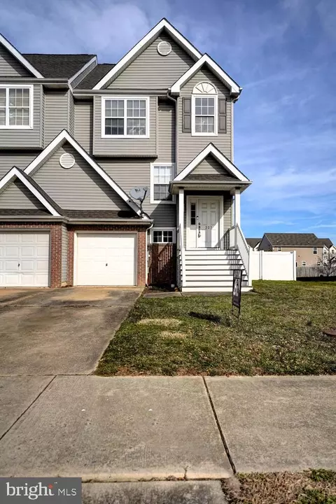 Exterior - 327 Paradee Dr, Dover, DE 19904 photo 3 of 12
