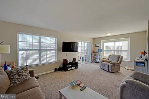 Living - 327 Paradee Dr, Dover, DE 19904 photo 6 of 7