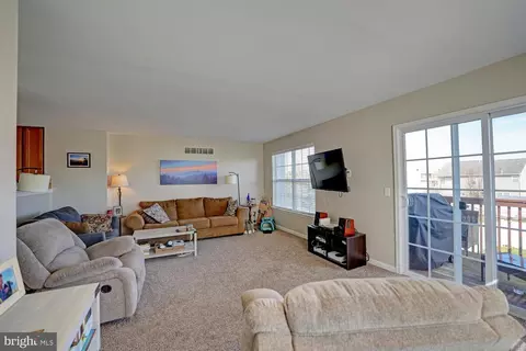 Living - 327 Paradee Dr, Dover, DE 19904 photo 3 of 7