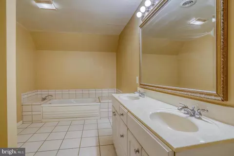 Bath - 243 Greenview Dr, Dover, DE 19901 photo 3 of 3