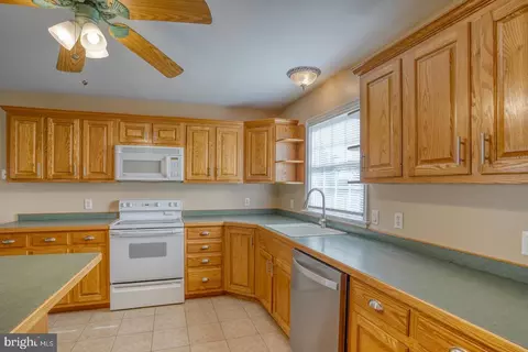Kitchen - 243 Greenview Dr, Dover, DE 19901 photo 5 of 6