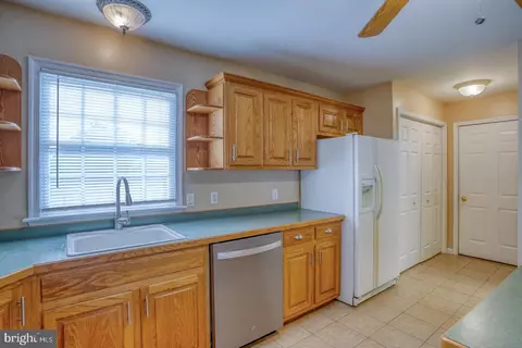 Kitchen - 243 Greenview Dr, Dover, DE 19901 photo 4 of 6