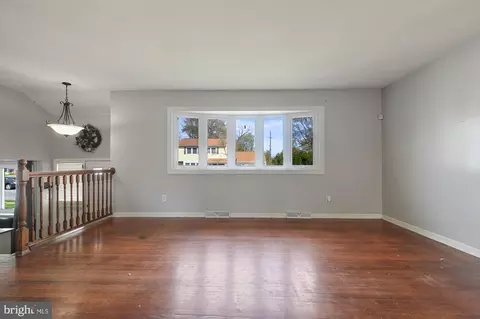Living - 900 Wilson Dr, Dover, DE 19904 photo 2 of 4