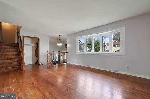 Living - 900 Wilson Dr, Dover, DE 19904 photo 1 of 4