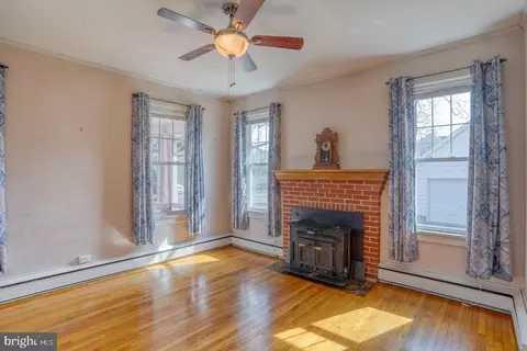Living - 10 Pennsylvania Ave, Dover, DE 19901 photo 2 of 4