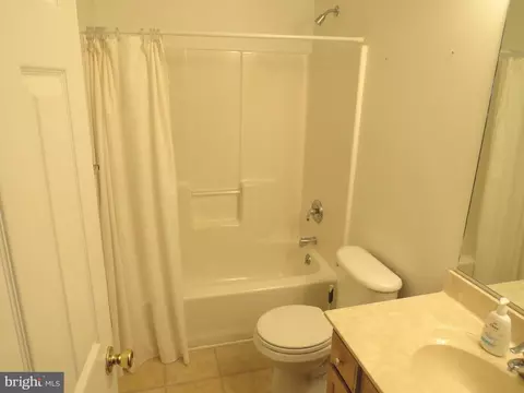 Bath - 198 N Planters Ln, Dover, DE 19901 photo 2 of 3