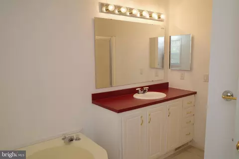Bath - 427 Moore Pl #427, Dover, DE 19901 photo 1 of 2