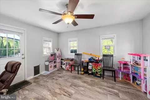 Entry Way - 44 Meadow Glen Dr, Dover, DE 19901 photo 3 of 4