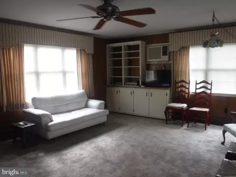 Living - 574 Pennsylvania Ave, Dover, DE 19901 photo 2 of 10
