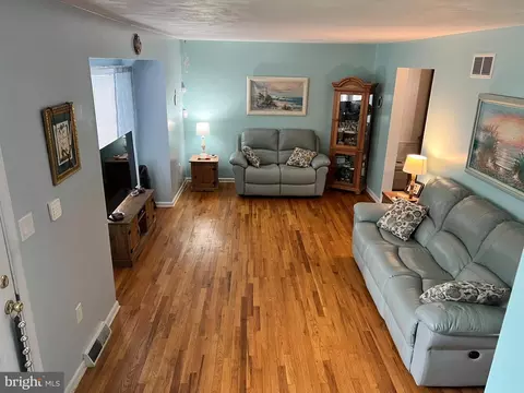 Living - 884 Townsend Blvd, Dover, DE 19901 photo 2 of 5