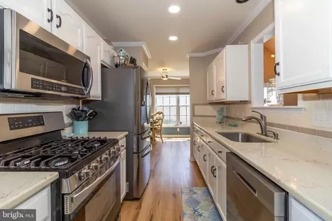Kitchen - 414 Evelyndale Dr, Dover, DE 19901 photo 2 of 2