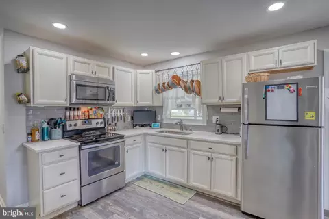 Kitchen - 907 Chestnut Grove Rd, Dover, DE 19904 photo 1 of 3
