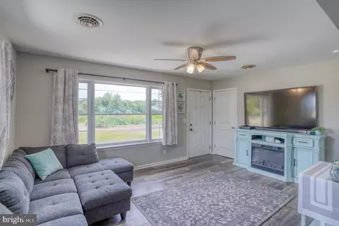 Living - 907 Chestnut Grove Rd, Dover, DE 19904 photo 1 of 1