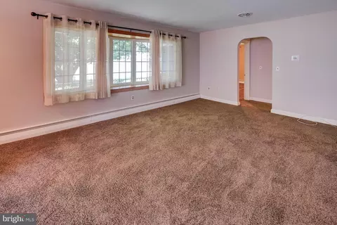 Living - 846 E Loockerman St, Dover, DE 19901 photo 3 of 5