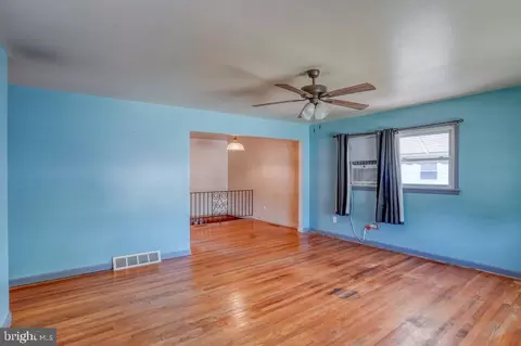 Living - 1497 John Clark Rd, Dover, DE 19904 photo 2 of 4