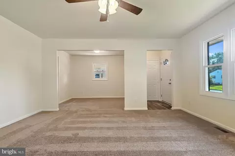Living - 994 Boggs Dr, Dover, DE 19901 photo 2 of 5