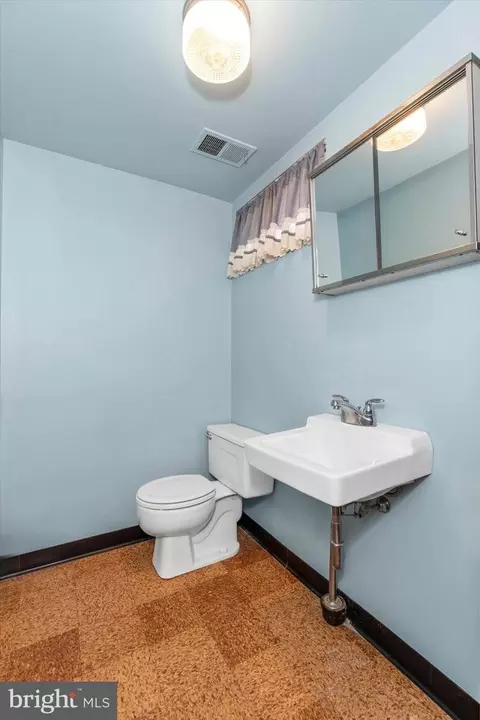 Bath - 558 Roberta Ave, Dover, DE 19901 photo 3 of 3