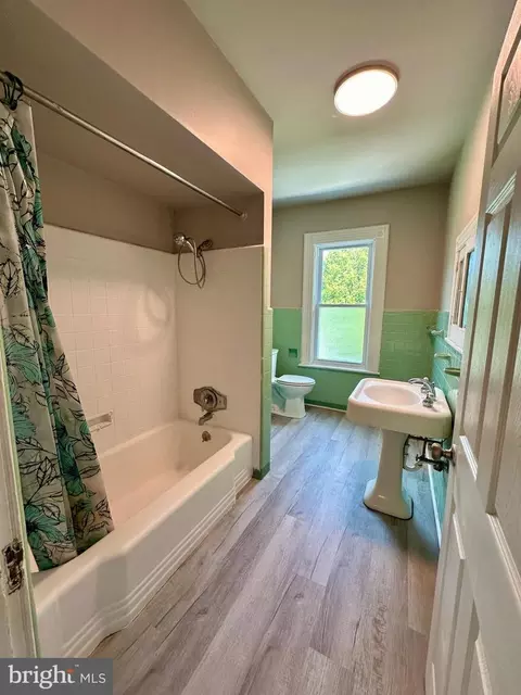 Bath - 27 S Bradford St, Dover, DE 19904 photo 3 of 5