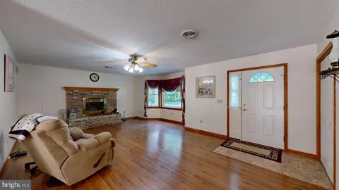 Living - 5490 Pearsons Corner Rd, Dover, DE 19904 photo 2 of 2