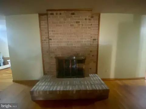 Living - 15 Laurel Dr, Dover, DE 19901 photo 5 of 7