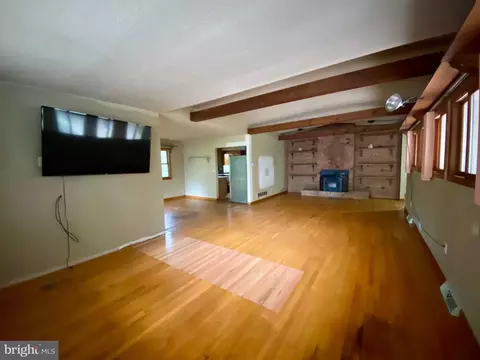 Living - 15 Laurel Dr, Dover, DE 19901 photo 2 of 7
