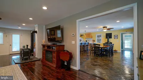 Entry Way - 6191 Pearsons Corner Rd, Dover, DE 19904 photo 4 of 11