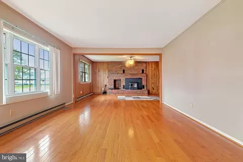 Living - 7 Dixon St, Harrington, DE 19952 photo 2 of 9