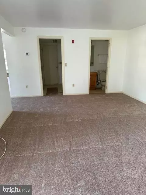 Living - 25 Gristmill Dr, Dover, DE 19904 photo 2 of 4