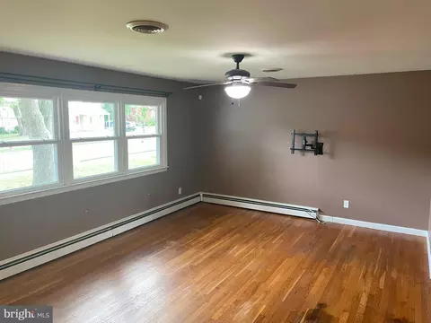 Living - 220 Winterberry Dr, Dover, DE 19904 photo 3 of 7