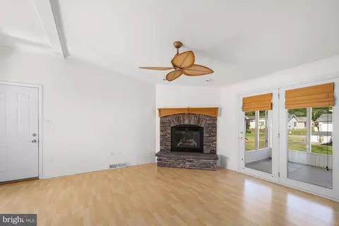 Living - 614 Audrey Dr, Dover, DE 19901 photo 5 of 6