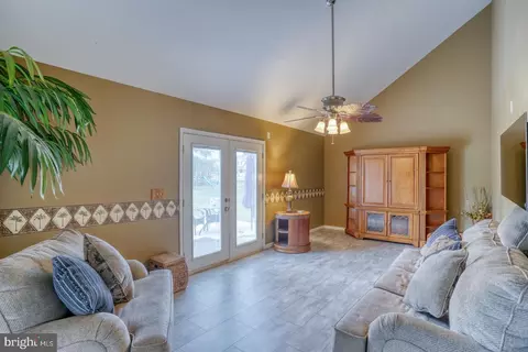 Living - 532 Fieldcrest Dr, Dover, DE 19904 photo 1 of 2