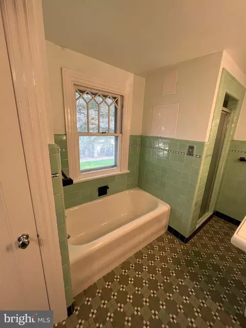 Bath - 10 S Bradford St, Dover, DE 19904 photo 2 of 7