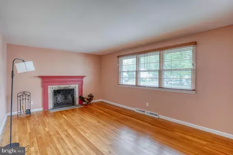 Living - 1178 Oak Dr, Dover, DE 19904 photo 2 of 6