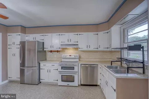 Kitchen - 1178 Oak Dr, Dover, DE 19904 photo 4 of 4